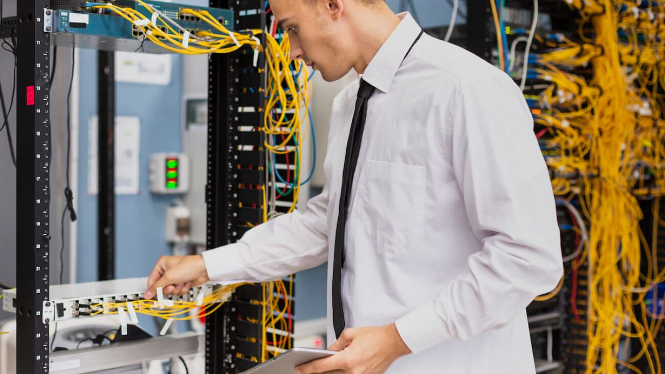 young-business-engineer-with-tablet-1-1-1300×731